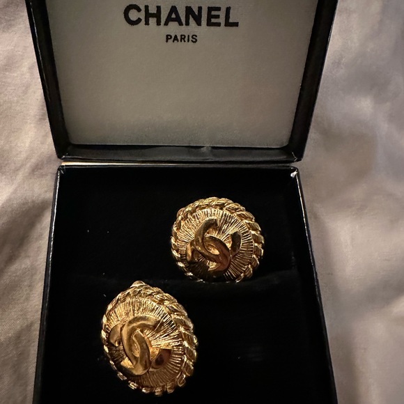 Chanel CC Logo Gold Plated Earrings ~ Vintage Chanel Clip-on Earrings ~ EUC - Picture 10 of 16